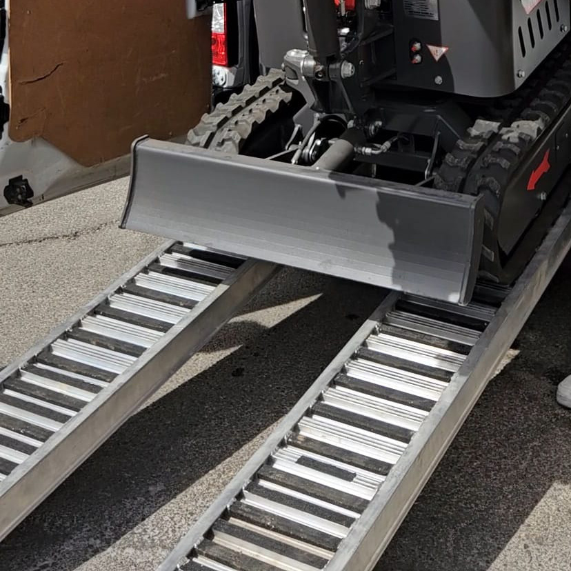 Anwendung einer Aluminium-Laderampe mit Bagger