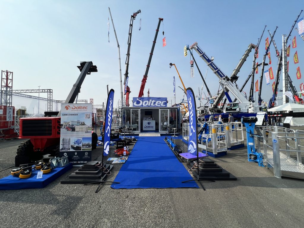 Stand Soltec fiera GIS 2023 Piacenza, cestelli, forche, pedane per gru, ruote per container, fasce, imbracature, bilancino, Netok